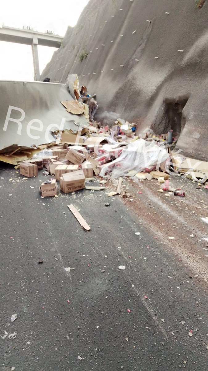 EdomexRed's tweet photo. Reportan #volcadura de camión en el #Circuito Exterior #Mexiquense, cerca de la #desviación hacia #Lechería. https://t.co/1xsYxeZAb5