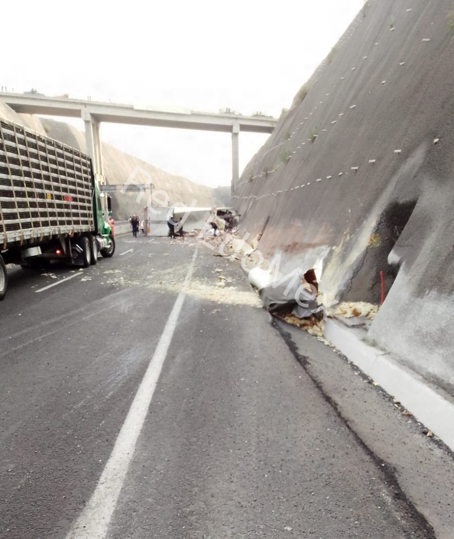 EdomexRed's tweet photo. Reportan #volcadura de camión en el #Circuito Exterior #Mexiquense, cerca de la #desviación hacia #Lechería. https://t.co/1xsYxeZAb5