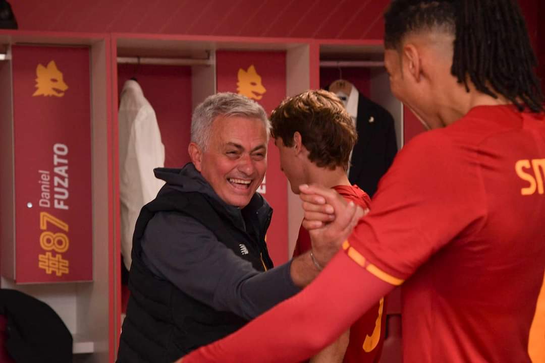 ImSajjadLattef's tweet photo. Mourinho 🤝Smalling after yesterday's game 😃
⚡
#RomaLCFC https://t.co/K6IrCdLn7J