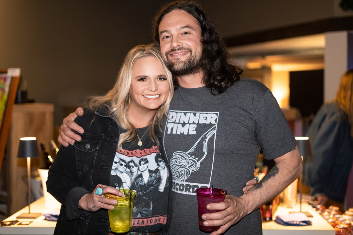 mirandalambert's tweet photo. Mornin y’all! ☀️ My good pal @aaronraitiere has a record out! Happy #SingleWideDreamer week friend! You are one of the most talented &amp; sweetest people in the world! Thanks for writin tunes with me. 
Check it out here: https://t.co/Za0ikJ3etC https://t.co/gSmLm0px1f