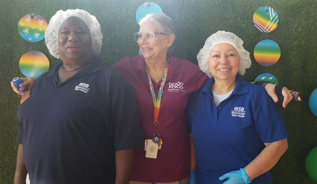 ChefJane2's tweet photo. @HISDNutrition team members Sharon &amp; Gloria helping Mrs. Berg with her first #Cookout #GoodFoodGreatTeam https://t.co/DBN6z0nAlJ