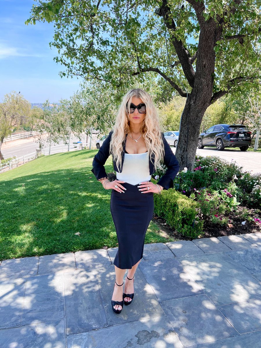 JessicaSimpson's tweet image. Fun fact- I wore this Gucci skirt promoting the first season of Newleyweds at 22yrs old on Craig Killburn (@RachelZoe remember this?) #19YearsLater #HOARDER #CANCERIAN