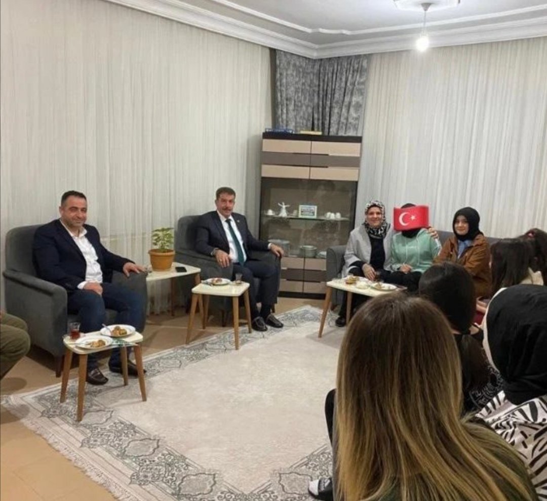 MhpsiirtK's tweet photo. Siirt Sosyal politikalar il müdürü Sn. Gökhan Markaçı'nın daveti üzerine İl Başkanımız Sn. Fatih Cantürk, kıymetli eşi Aycan Cantürk ve KAÇEP Başkanımız Sn. Gülsüm Karasu sevgi evlerine bayram ziyaretinde bulundular. 
Çocuklarımızla sohbet edip bayramlaştılar.
@MHP_Bilgi https://t.co/AAPfPwfFmt