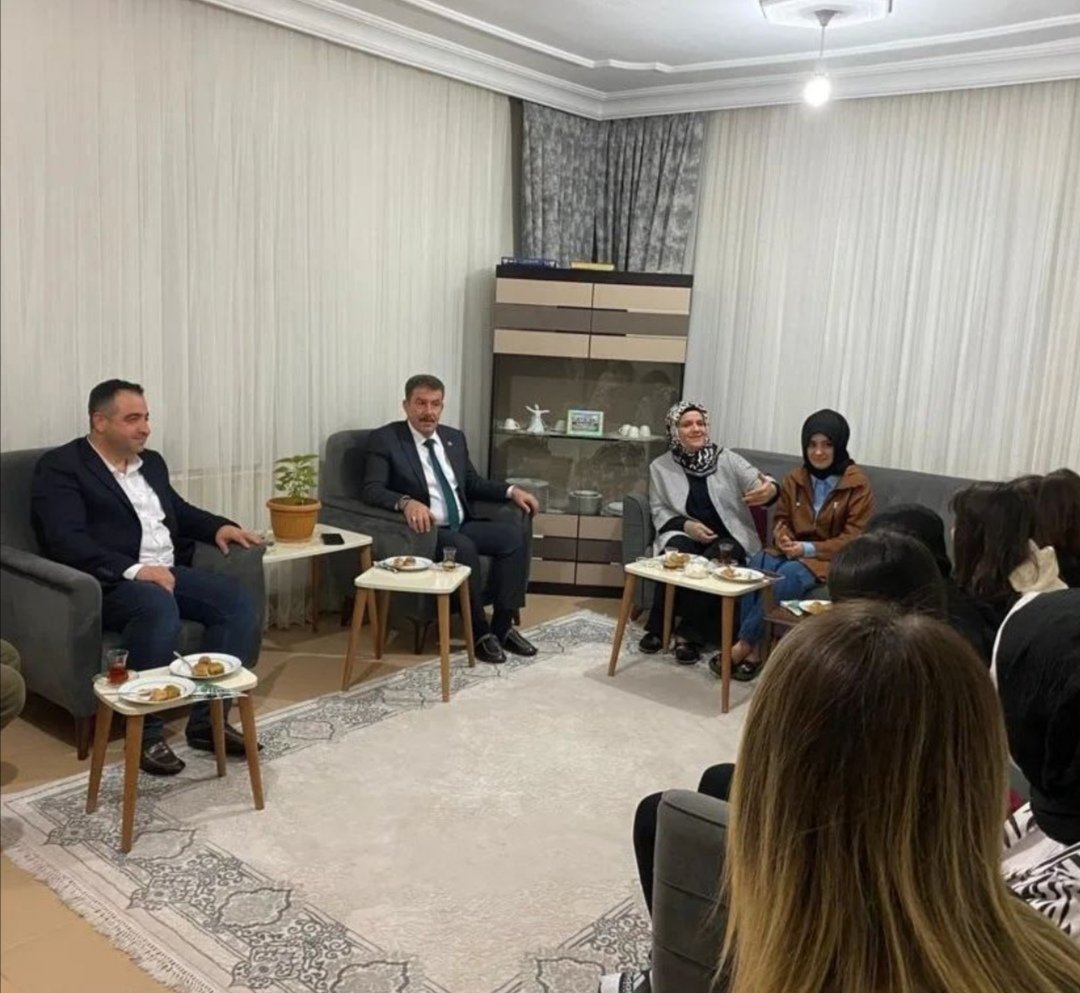 MhpsiirtK's tweet photo. Siirt Sosyal politikalar il müdürü Sn. Gökhan Markaçı'nın daveti üzerine İl Başkanımız Sn. Fatih Cantürk, kıymetli eşi Aycan Cantürk ve KAÇEP Başkanımız Sn. Gülsüm Karasu sevgi evlerine bayram ziyaretinde bulundular. 
Çocuklarımızla sohbet edip bayramlaştılar.
@MHP_Bilgi https://t.co/AAPfPwfFmt