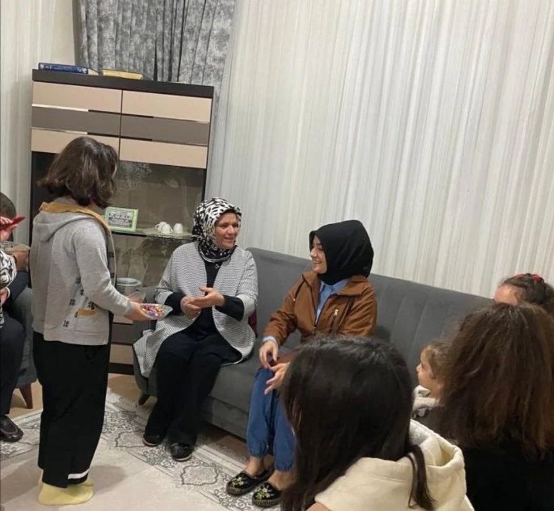 MhpsiirtK's tweet photo. Siirt Sosyal politikalar il müdürü Sn. Gökhan Markaçı'nın daveti üzerine İl Başkanımız Sn. Fatih Cantürk, kıymetli eşi Aycan Cantürk ve KAÇEP Başkanımız Sn. Gülsüm Karasu sevgi evlerine bayram ziyaretinde bulundular. 
Çocuklarımızla sohbet edip bayramlaştılar.
@MHP_Bilgi https://t.co/AAPfPwfFmt