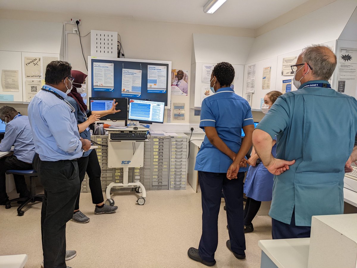 An MDT micro-teaching session from @E_Elsarraj on @1_d56  to share learning in #livermonth. Discussing the NUH Decompensated Cirrhosis Care Bundle