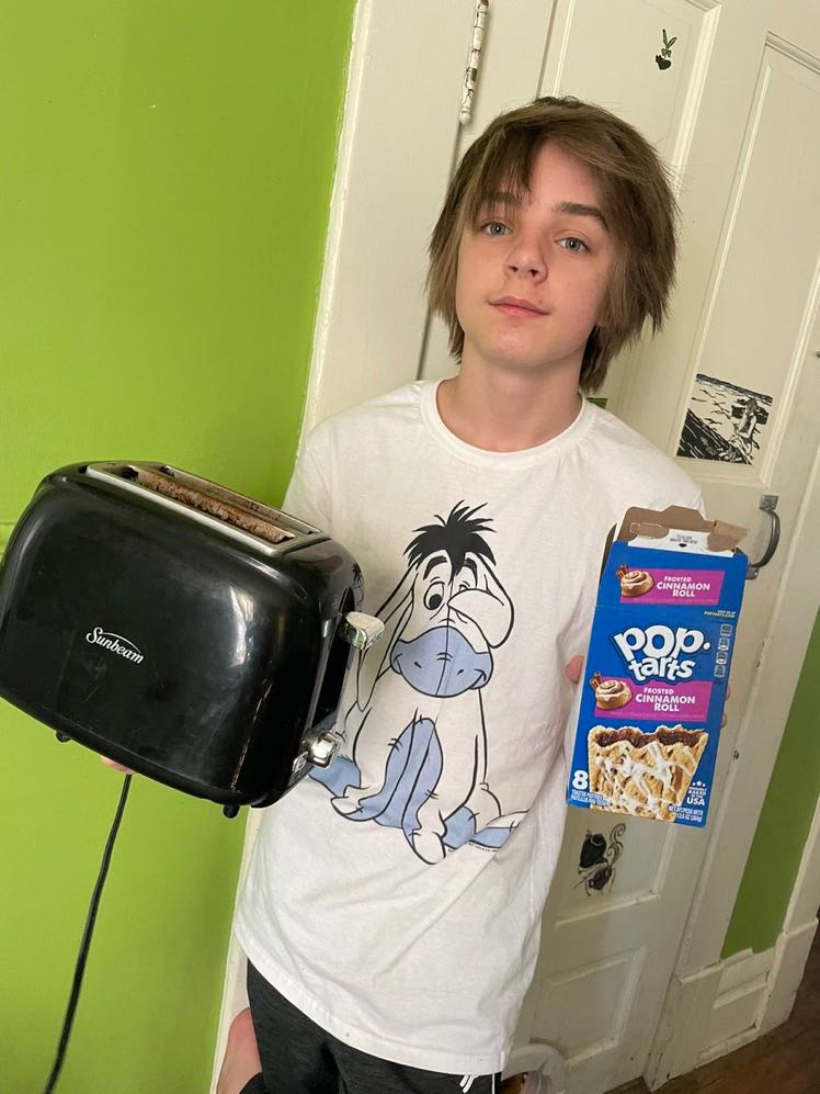 LMPositif's tweet photo. 🇺🇸 Matteo, 13 ans, a ramené un grille-pain au collège pour faire des tartines à ceux qui viennent à l’école le ventre vide par manque de temps ou de moyens. Un geste raconté par sa mère sur Twitter qui a entraîné une vague de dons à l’association No Children Hungry ! ❤️ https://t.co/UABgYX3gJi