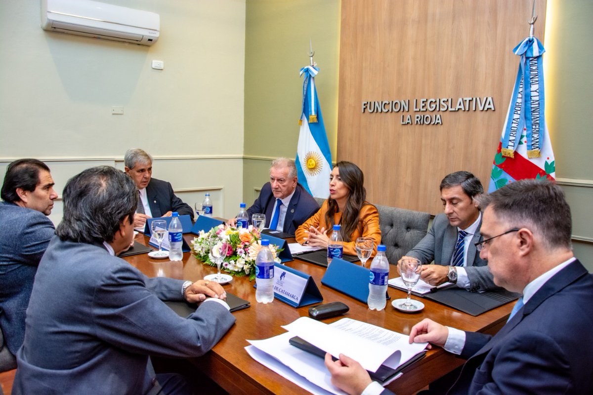 LegislaturaLR's tweet photo. #ParlaNOA. La vicegob @Florelop recibió en la @LegislaturaLR a sus pares para iniciar la reunión de la Mesa Ejecutiva del @parlanoa.
Tenemos la expectativa de desarrollar nuevos temas que beneficien a la Región.

@FOVIRA_Arg
@lconectadas 
#LegislaturaLaRioja https://t.co/TrTb9Lr5HE