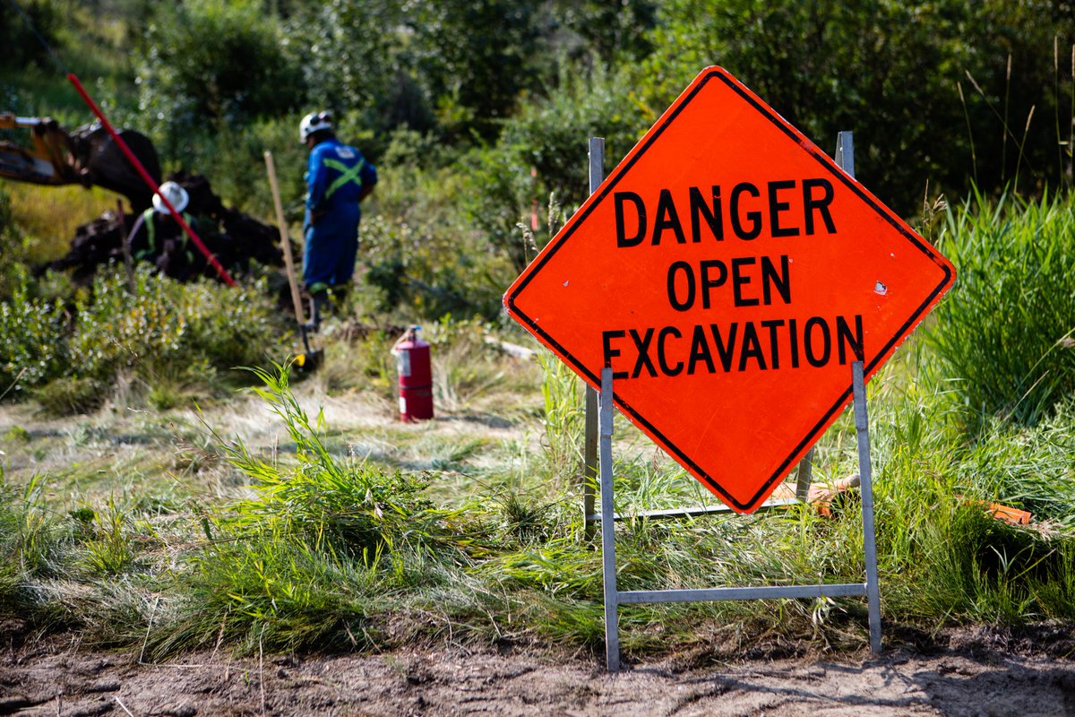 ATCOGas's tweet photo. Proper signage can save lives. Remember to use bright and clear signage on job sites to keep workers and our communities safe. ๐ถ #NAOSHWeek #SafetyTips https://t.co/QZs9XviFF3