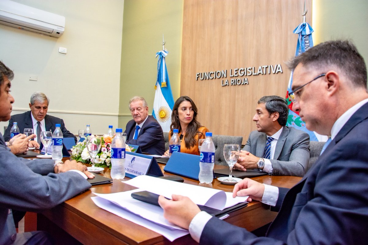 LegislaturaLR's tweet photo. #ParlaNOA. La vicegob @Florelop recibió en la @LegislaturaLR a sus pares para iniciar la reunión de la Mesa Ejecutiva del @parlanoa.
Tenemos la expectativa de desarrollar nuevos temas que beneficien a la Región.

@FOVIRA_Arg
@lconectadas 
#LegislaturaLaRioja https://t.co/TrTb9Lr5HE