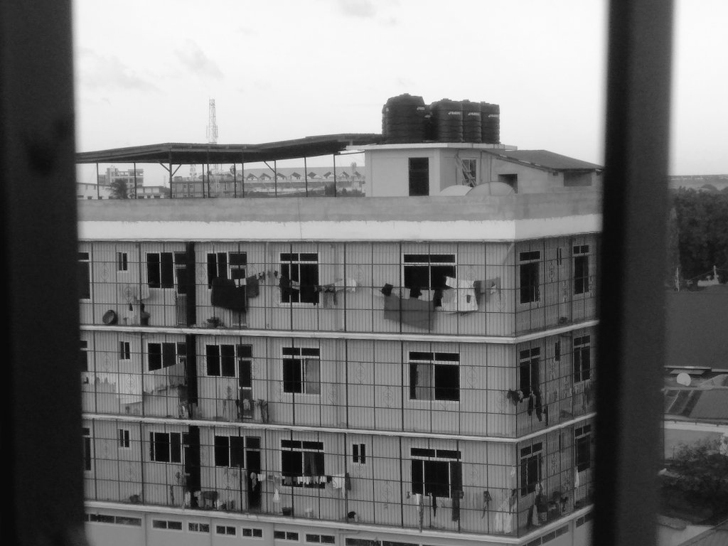 yasukesanada's tweet photo. Evening chillings on ma "ghetto" balcony. Kwa mkapa kuleeeeeeeeeee!!🤣🤣

kwa siku kama ya leo Ijuma halaf ni jioni, unadhani apa nilipo nafanya nini? Who can guess 🤣🤣👇👇
#mtaaniKwetu 
#Uswazi
#Temeke 
#tmk https://t.co/un8hdWJ4k5