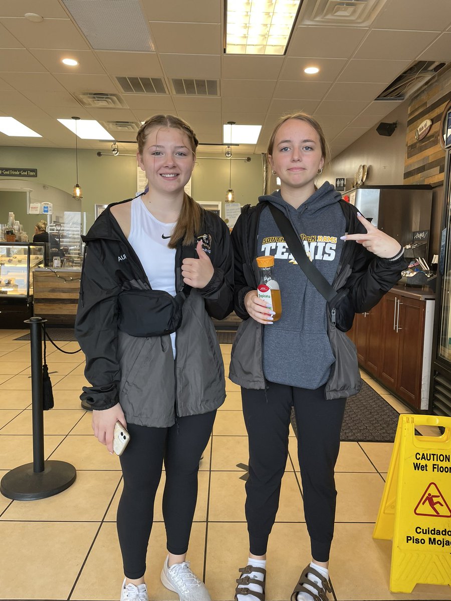 TJ Bagels during the delay. Players are happy! 🎾