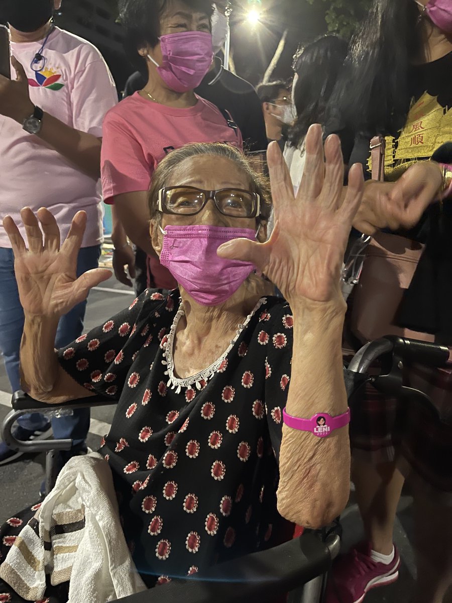 forgwenandblake's tweet photo. @lenirobredo VP we’re getting ready for you here at Ayala Avenue! Lola Lavinia is 92 years old and she’s here with us 🥺 #MakatiIsPink #BicolIsPink https://t.co/Uz5S7Oen7s