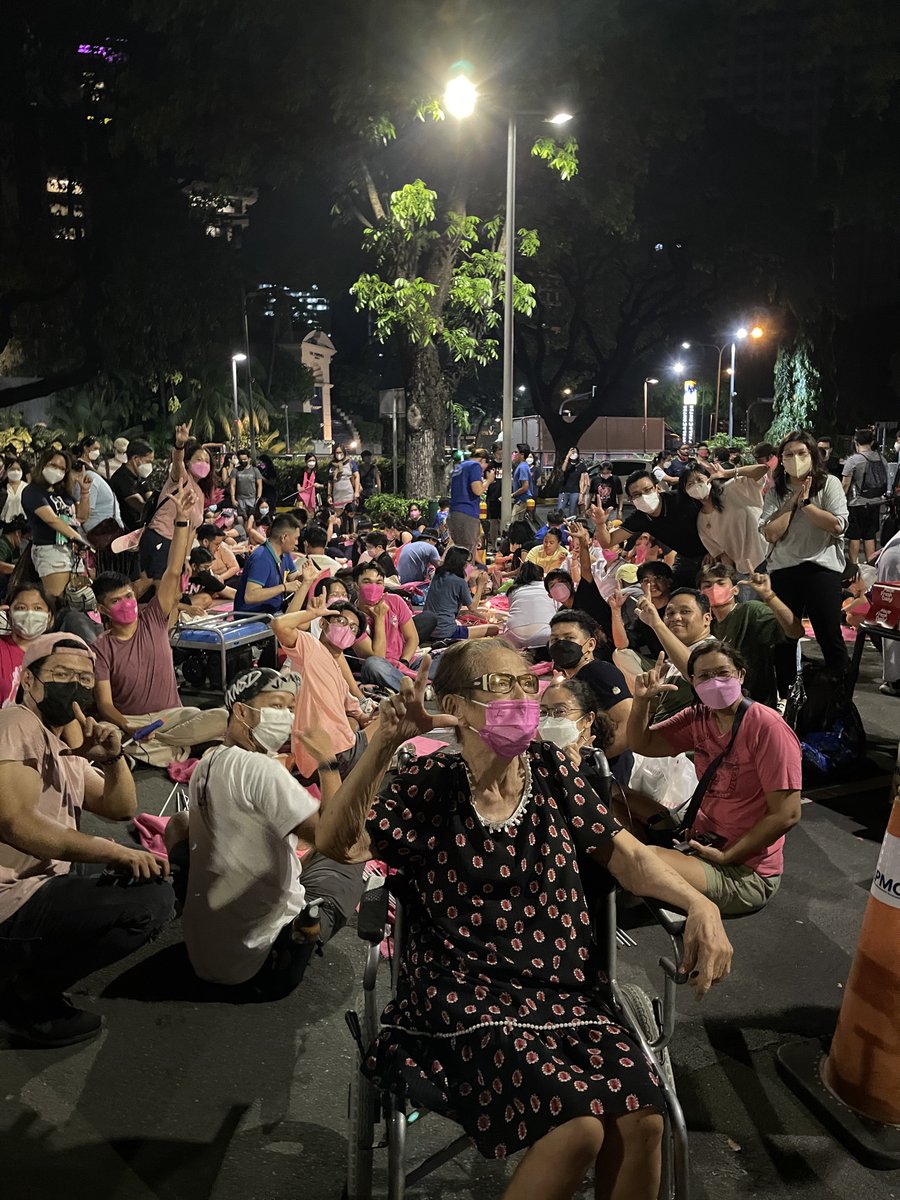 forgwenandblake's tweet photo. @lenirobredo VP we’re getting ready for you here at Ayala Avenue! Lola Lavinia is 92 years old and she’s here with us 🥺 #MakatiIsPink #BicolIsPink https://t.co/Uz5S7Oen7s