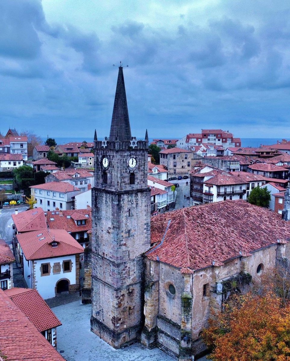 traivelling's tweet photo. Since the 19th century, the Cantabrian coastal town of #Comilla has been a very popular vacation spot, then for the high nobility and the bourgoisie, today for everyone who appreciates the combination of a fine sandy beach with good water quality and a small, charming old town. https://t.co/piikn5jTn5
