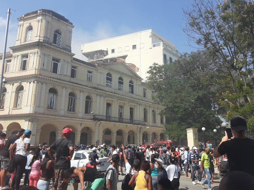 DavidSiloetano's tweet photo. ⚠️⚠️⚠️⚠️⚠️Por favor estén orando, acaba de explotar el Saratoga. Yo no estaba en mi iglesia. Muchos heridos. Por favor oren. Es justo al lado de mi iglesia.⚠️⚠️⚠️⚠️⚠️ https://t.co/afAL8ehwTe