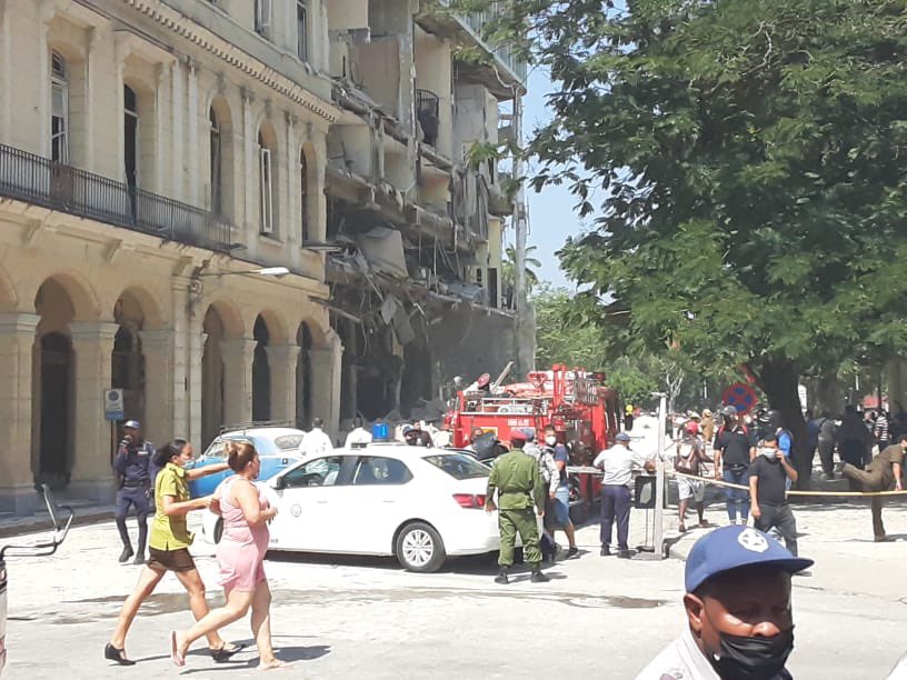 DavidSiloetano's tweet photo. ⚠️⚠️⚠️⚠️⚠️Por favor estén orando, acaba de explotar el Saratoga. Yo no estaba en mi iglesia. Muchos heridos. Por favor oren. Es justo al lado de mi iglesia.⚠️⚠️⚠️⚠️⚠️ https://t.co/afAL8ehwTe