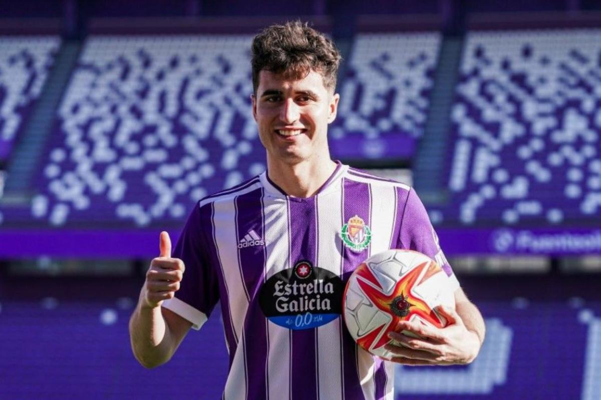 PufosRVCF's tweet photo. MORCILLO
A pesar de su apellido, no tiene sangre en las venas, tiene whisky. 
Es zurdo cerrado y su pierna mala es la izquierda. 
Con la pata de palo y su afición al ron, debería haber sido pirata en vez de futbolista.
Oye @AthleticClub dejad de mandarnos troncos, por favor. https://t.co/6vzxYTUILL