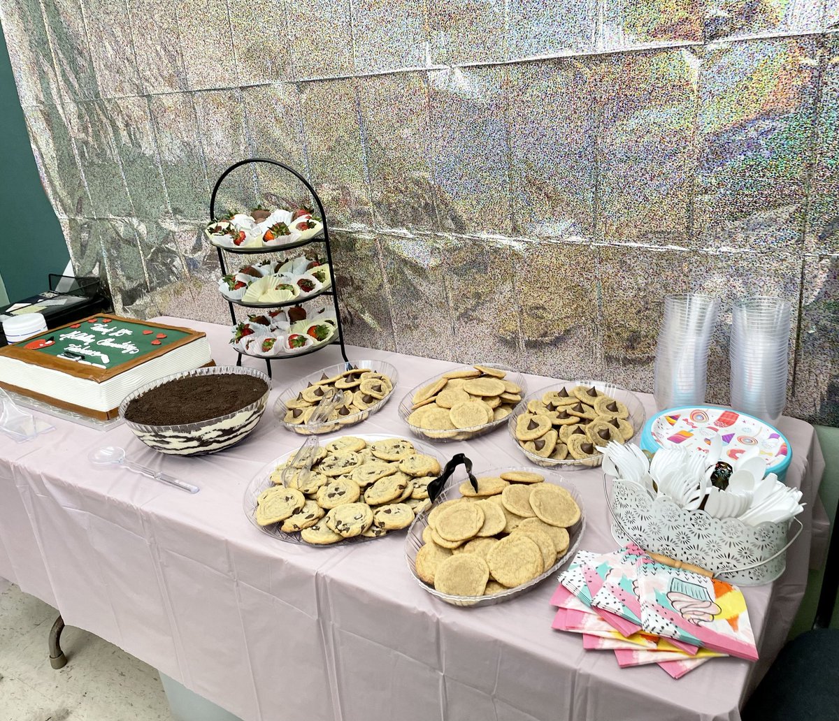 McclellanPta's tweet photo. Look at this gorgeous display! Thank you McClellan Elementary teachers for all you do for our children! Huge thanks to the PTA Teacher Appreciation committee for putting a wonderful week together to celebrate our teachers! @McClellan_WJHSD @wjhsd https://t.co/2fMxh4q0HC