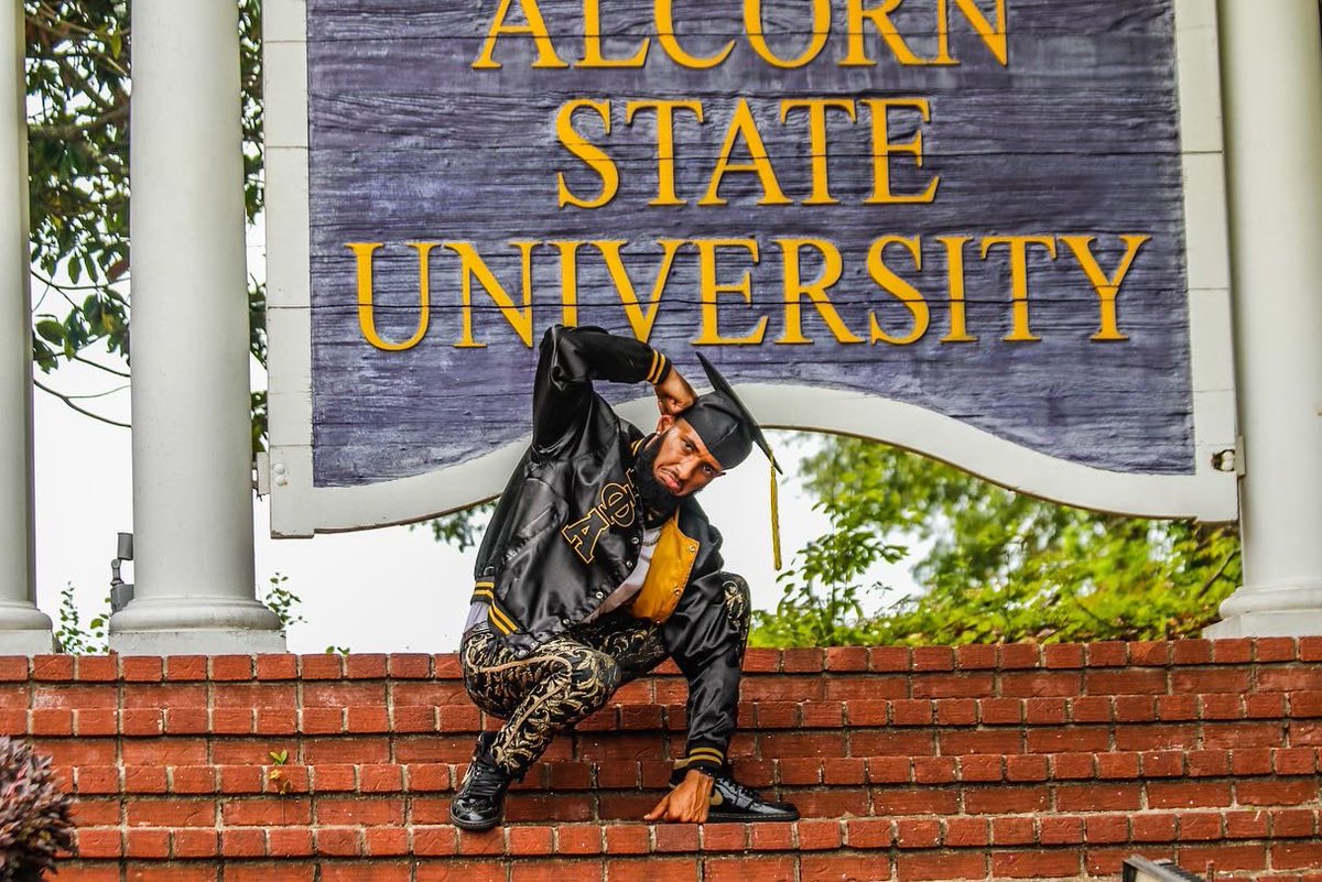 SupremeXzero's tweet photo. 8 more days 🚨🚨 They better worry about who I’m becoming , not who I was 🎓

May 14 Loading‼️‼️🟡🟣
#AlcornAlumni #ForeverBrave #ZerodaHero #Classof2022 #HBCUGraduate https://t.co/vAKoXNLIxu
