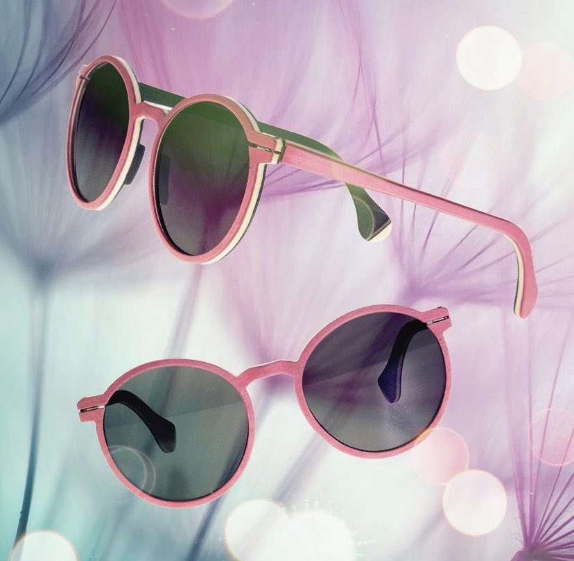 TaankCambridge's tweet photo. Hot pink and sunshine go hand in hand! These stunning wood round sunnies by #Feb31st are perfect for a glorious day like today! #fridayframes https://t.co/sVqRU1b5d7