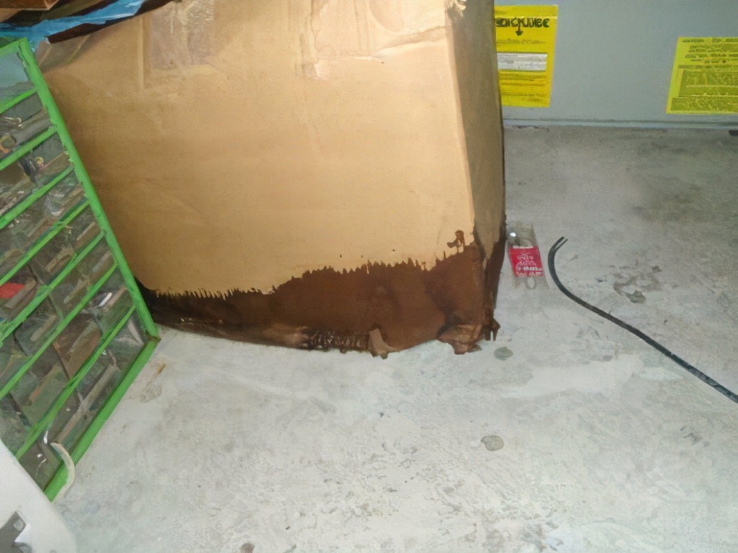 JonathanHames5's tweet photo. @CGDemo02   My box is still wet. Not drying, not resolved!!! https://t.co/mg1D0pwDrJ