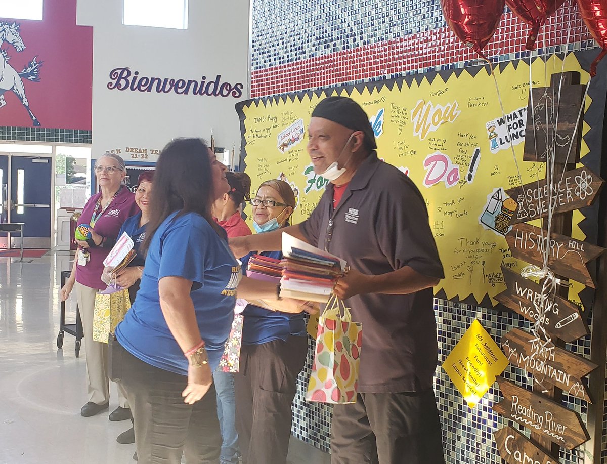 ChefJane2's tweet photo. @HISDNutrition #SchoolLunchHeroDay @RMartinezESLV says thank you to their #LunchHeros #GoodFoodGreatTeam #WeSolveWeServeWeNourish https://t.co/V6Q8pBAT1D