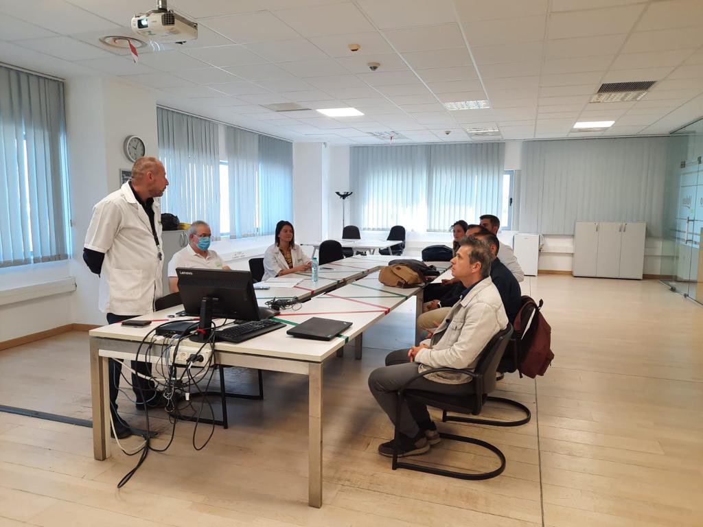 IESFernandoIII's tweet photo. Profesorado de Ciclos formativos del @IESFernandoIII visitan en estos días la filial de Valeo en Timisoara - Rumania, dentro del marco del proyecto @Erasmus_Project #martos @FPAndaluza 🇷🇴 🇪🇸 https://t.co/OvZSzYyMgx