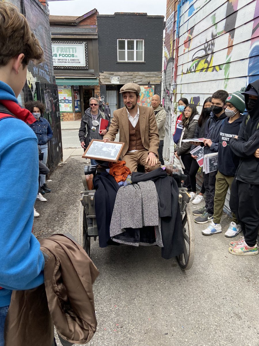 As part of #JewishHeritageMonth, @TDSB_JH Committee & Ontario Jewish Archives are offering a lively & historical guided walking tour of Kensington Market to Grade 6 & 7 students. “A Trip to the Market” is an engaging exploration of history, music & architecture.