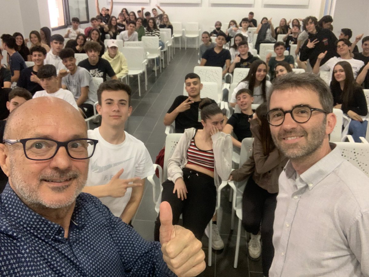 JOAQUIMMILLAN's tweet photo. 🇪🇺 Dins la #SetmanaEuropea organitzada per @catalunyaeuropa a Molins de Rei, avui taller sobre #Europa amb estudiants de 4t d'ESO de l'IES Bernat El Ferrer a la Federació Obrera, a càrrec de @JOAQUIMMILLAN director @eurolocal_eu https://t.co/xweTx9B2RA