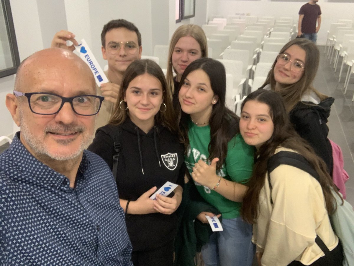 JOAQUIMMILLAN's tweet photo. 🇪🇺 Dins la #SetmanaEuropea organitzada per @catalunyaeuropa a Molins de Rei, avui taller sobre #Europa amb estudiants de 4t d'ESO de l'IES Bernat El Ferrer a la Federació Obrera, a càrrec de @JOAQUIMMILLAN director @eurolocal_eu https://t.co/xweTx9B2RA