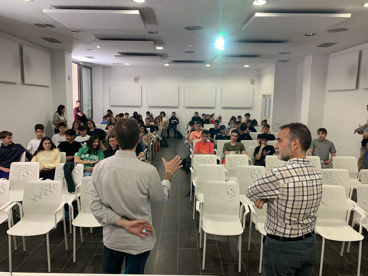 JOAQUIMMILLAN's tweet photo. 🇪🇺 Dins la #SetmanaEuropea organitzada per @catalunyaeuropa a Molins de Rei, avui taller sobre #Europa amb estudiants de 4t d'ESO de l'IES Bernat El Ferrer a la Federació Obrera, a càrrec de @JOAQUIMMILLAN director @eurolocal_eu https://t.co/xweTx9B2RA