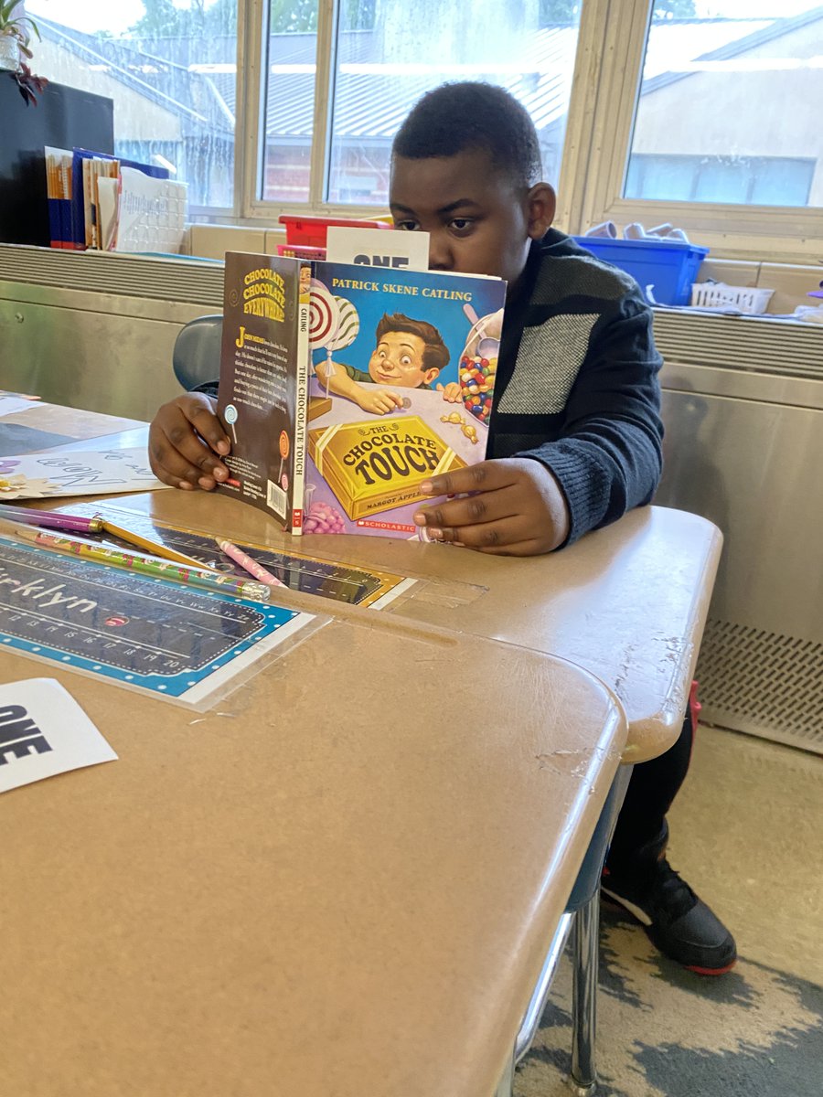 BeaumontMagnet's tweet photo. Today we are reading in our PJs as we finish up Chapter 4 of The Chocolate Touch! It's been a very successful first week of #OneBookReadCity! Thank you for the support @msbondknox @educateknox @ReadCityUSA @KnoxSchools @GlennJacobsTN! #NoPlaceLikeBMA @BMAWindyC https://t.co/uvWNmwyBOv