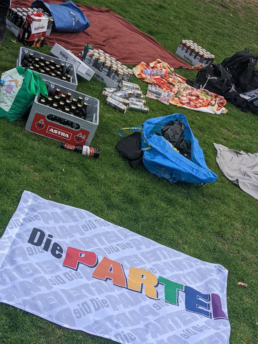 Ein paar Stimmen behaupten, wir wären eine reine Bierpartei. Was diese damit meinen, wissen wir nicht.