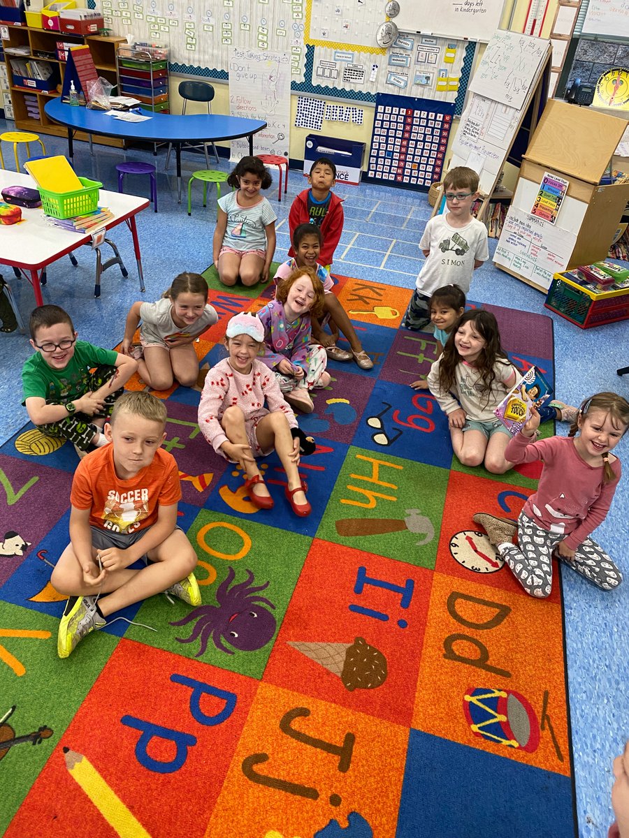 BeaumontMagnet's tweet photo. Today we are reading in our PJs as we finish up Chapter 4 of The Chocolate Touch! It's been a very successful first week of #OneBookReadCity! Thank you for the support @msbondknox @educateknox @ReadCityUSA @KnoxSchools @GlennJacobsTN! #NoPlaceLikeBMA @BMAWindyC https://t.co/uvWNmwyBOv