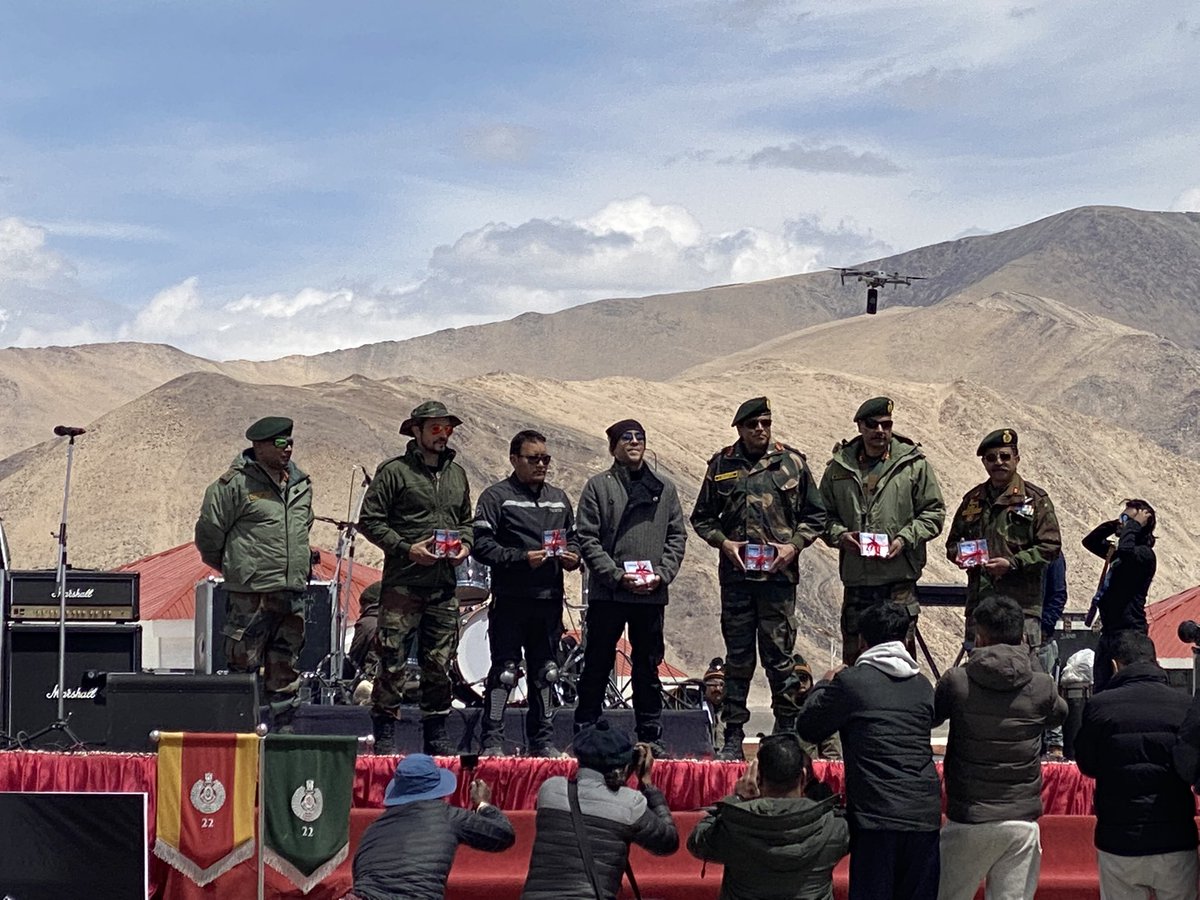 LIMF2022's tweet photo. A spectacular closing of #LIMF2022. The #RezanglaAnthem composed by @joibarua and conceptualised by @sushilsays was launched at #RezanglaWarMemorial
@AmritMahotsav @PictureTime4 @MinOfCultureGoI @adgpi @firefurycorps @NorthernComd_IA
@lg_ladakh @ddnewsladakh
@PBLadakh https://t.co/u0PD05vlq3