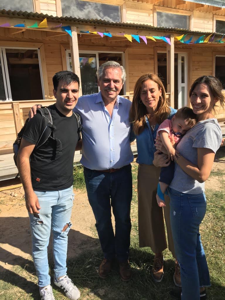 TodosConBauti's tweet photo. Hace unas semanas estuvimos con @alferdez y Fabiola Yañez en el Hogar Ángel Azul.
El presidente conoció a Bauti y su historia. Charlamos sobre la campaña y AME. Estamos muy agradecidos por la demostración de cariño hacia Bauti. Fue una charla genuina y noble ❤️
#TodosConBauti https://t.co/eCXjcJ8kXI