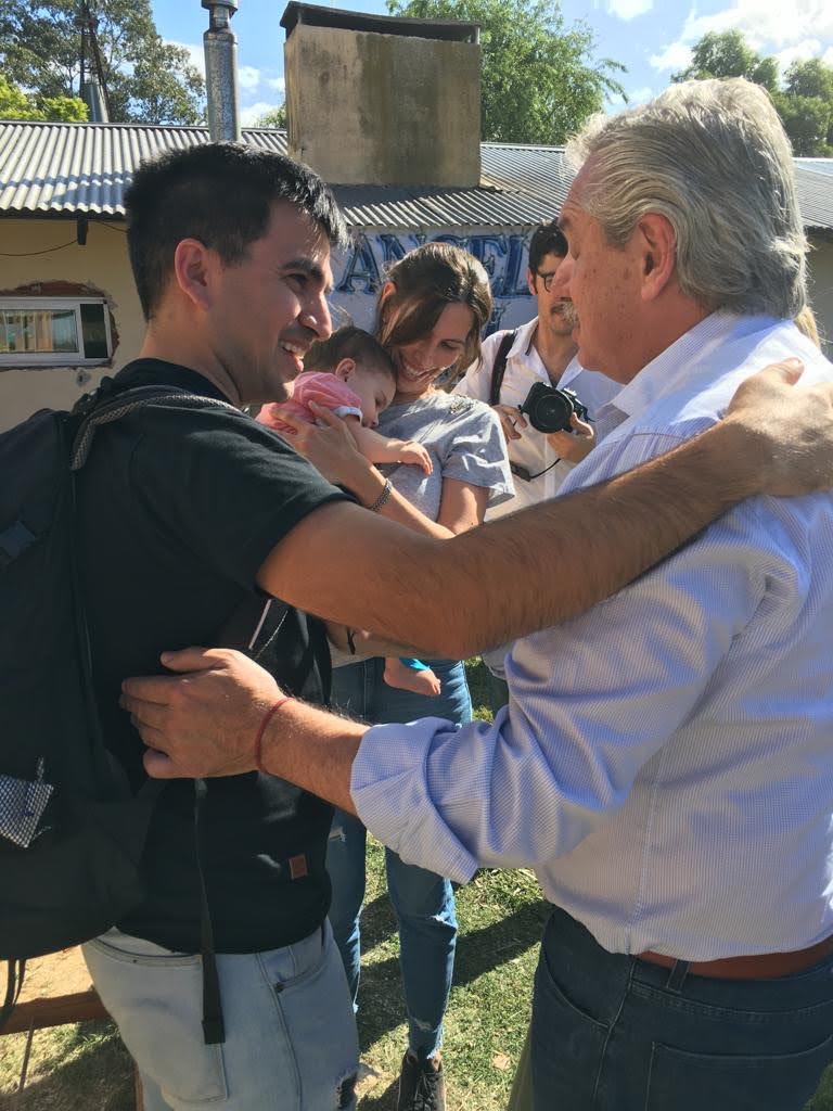 TodosConBauti's tweet photo. Hace unas semanas estuvimos con @alferdez y Fabiola Yañez en el Hogar Ángel Azul.
El presidente conoció a Bauti y su historia. Charlamos sobre la campaña y AME. Estamos muy agradecidos por la demostración de cariño hacia Bauti. Fue una charla genuina y noble ❤️
#TodosConBauti https://t.co/eCXjcJ8kXI