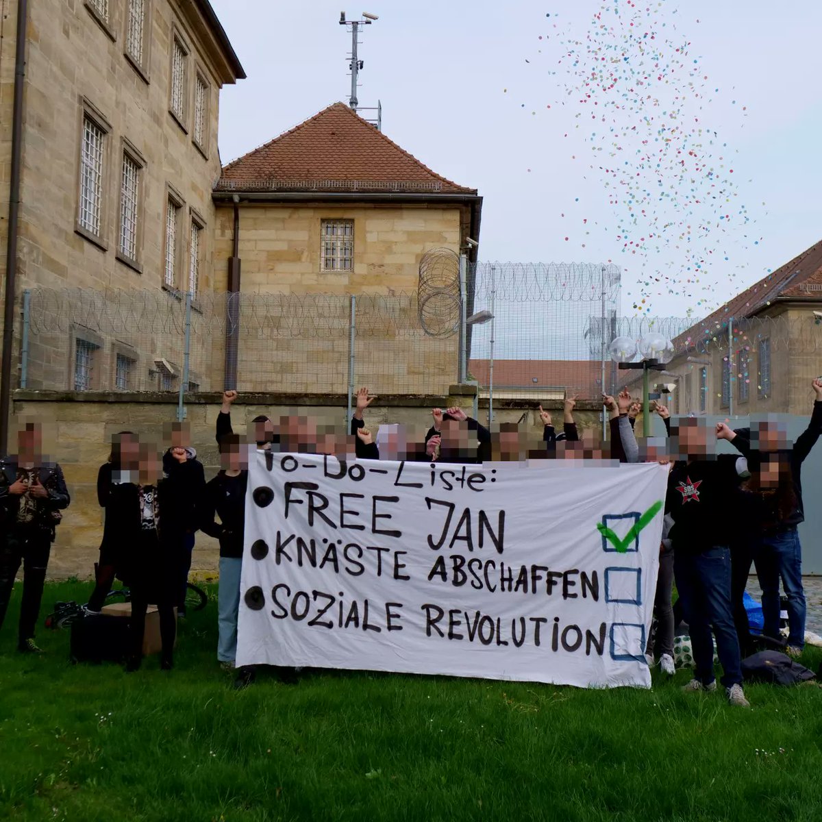 Publikationen

Jan ist seit heute frei!

￼

Es ist uns als Solikreis Jamnitzer – Freiheit für Jan eine Riesenfreude euch mitteilen zu können, dass unser Freund, Genosse und Gefährte Jan heute Morgen, dem 6. Mai 2022 kurz vor 8:00 Uhr nach knapp 8 Monaten Haft zur Halbstrafe aus
