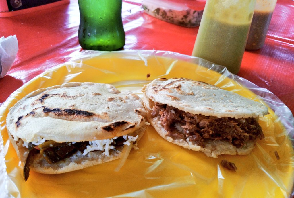 gabbipaez's tweet photo. ya valió "la dieta" 🥴 jajajaa #Almorzando #Mercadito #Gorditas light #EnComal 😅 #Barbacoa #QuesoConRajas 😋 #CaíEnTentación https://t.co/b9I3RtjJPe