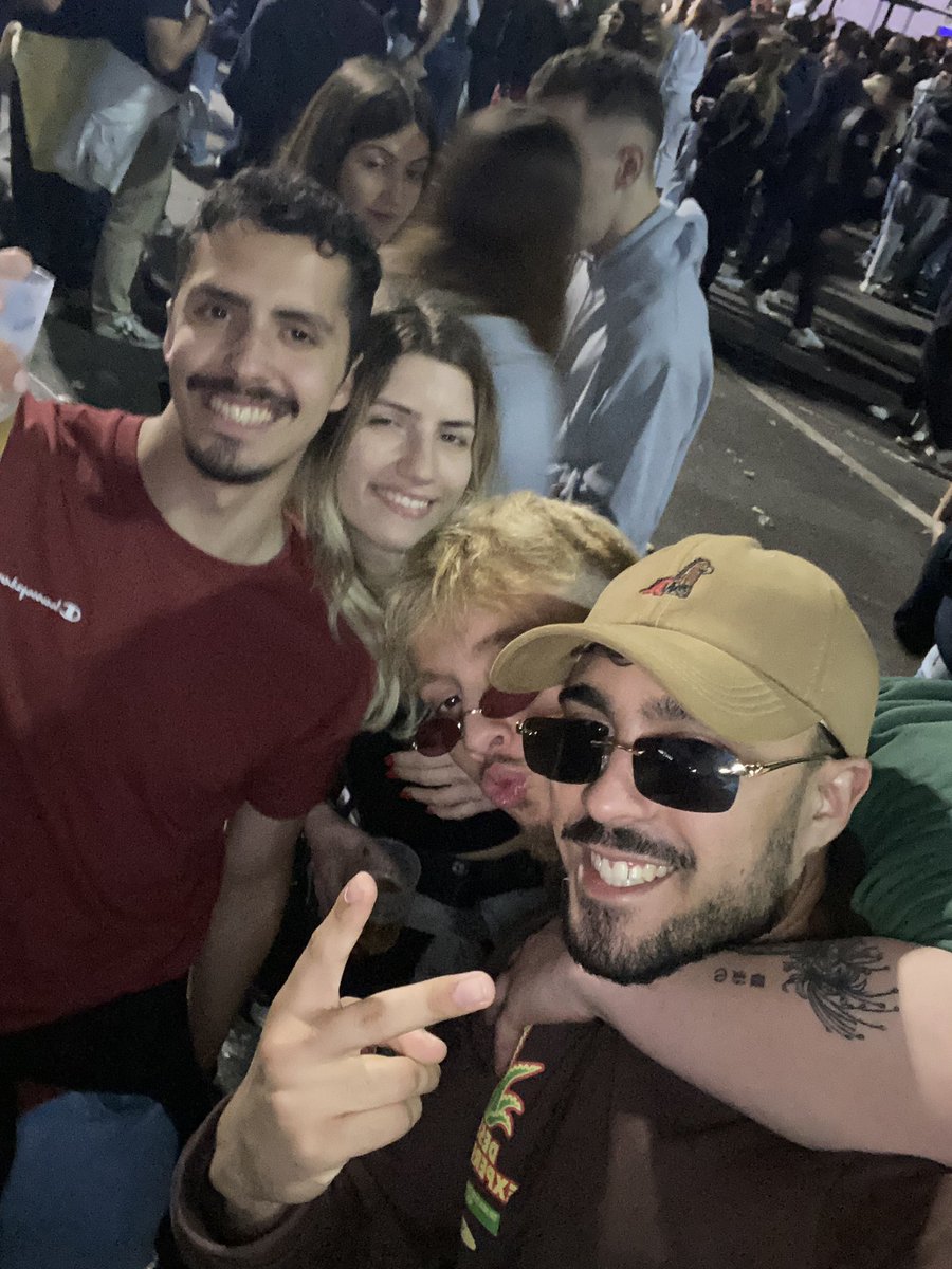 Segue aí uma sequência de fotos com estranhos na queima