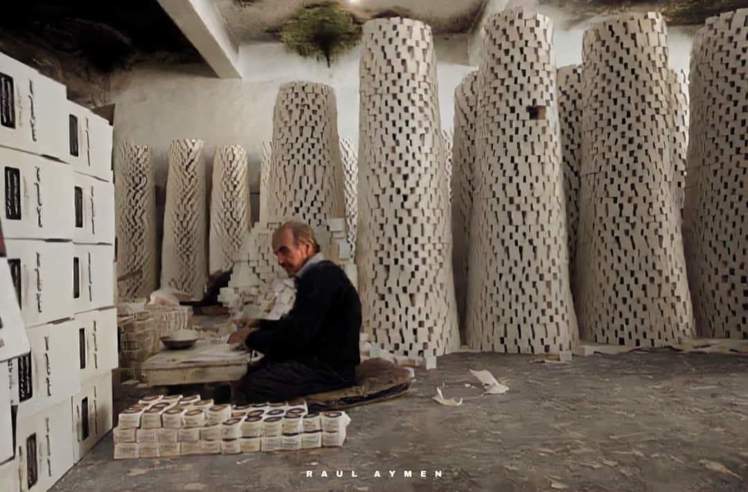 هكذا كان يعيش الفلسطينيون في بلادهم قبل النكبة .. كانت بلاد عز و رخاء  ..
الصور تم تعديل ألوانها وهي للفترة ما بين عامي 1930 و 1940م ..