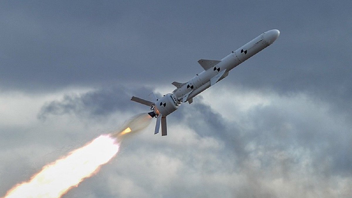 USAS_WW1's tweet photo. #AdmiralMakarov - Admiral Makarov, a 4,000-ton Russian frigate, crew 200, is, apparently, the latest victim of one of #Ukraine's 190-mile range #Neptune anti-ship missiles, and was hit just west of Sevastopol. The 2017 vessel is Russia's newest frigate. #UkraineWillWin https://t.co/5klFK927yT