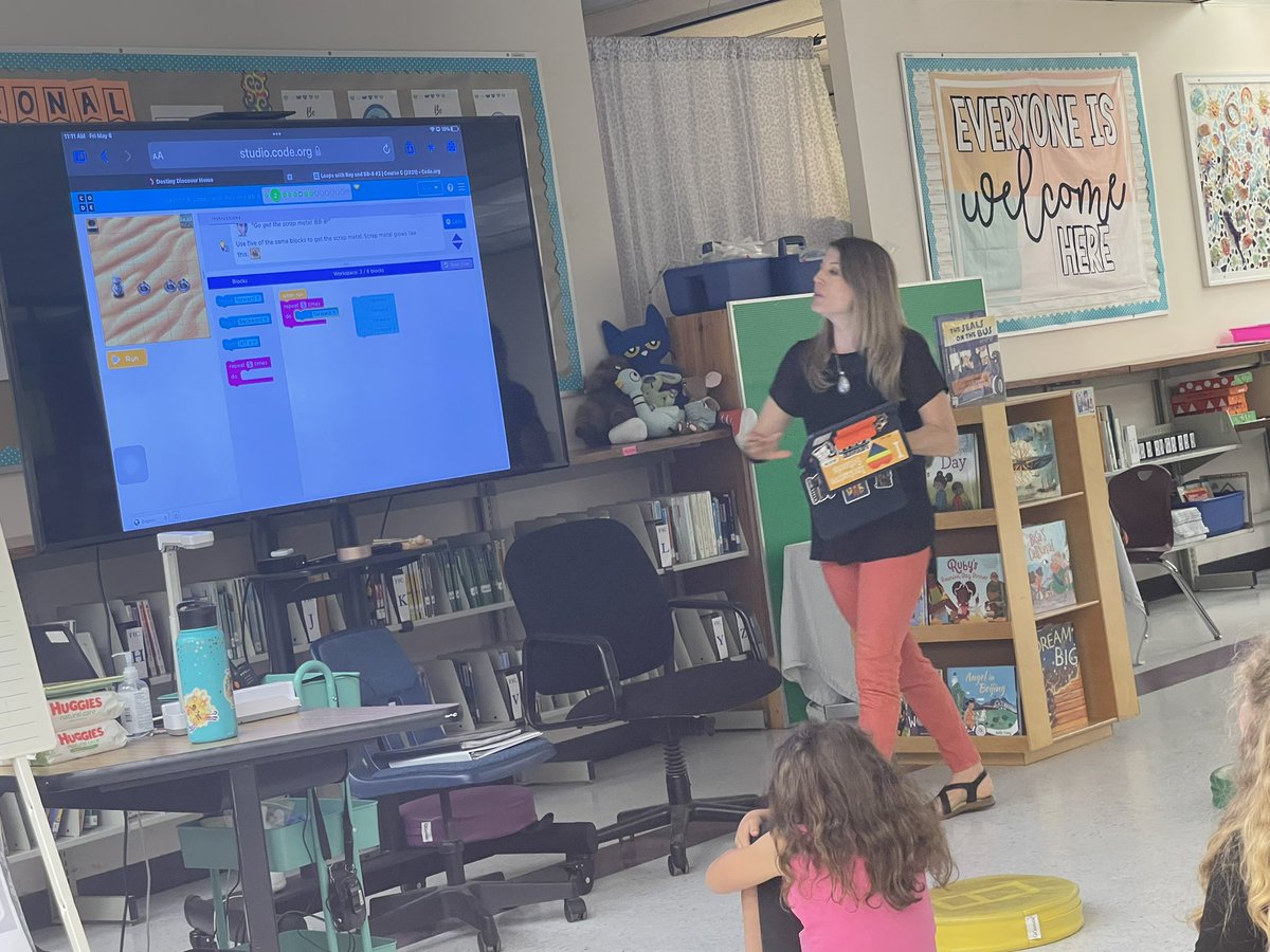 WorcesterinTech's tweet image. Mrs. Axel at @snowhillelem modeling how to use block coding using @codeorg