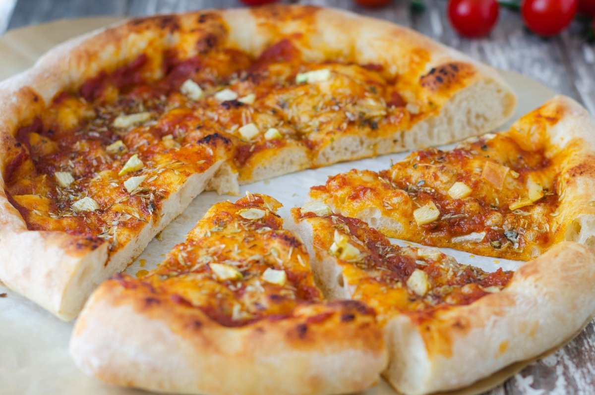 BonViveurSpain's tweet photo. 🍕🇮🇹 Forma redondeada, bordes altos y una masa fina y tierna en el centro. Así es la pizza napolitana, y con ella vamos a celebrar hoy el #DíadelaPizza. ¿Y tú? 🤤👉 https://t.co/wniGvh9evS
#pizzaday #pizzaitaliana #pizzanapolitana #slicepizza #pizzacasera #Bonviveur https://t.co/lbhmsKcZJt