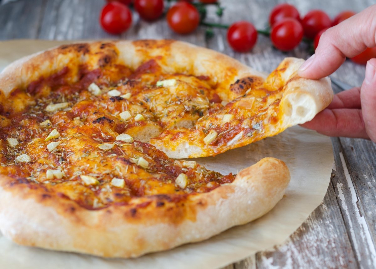BonViveurSpain's tweet photo. 🍕🇮🇹 Forma redondeada, bordes altos y una masa fina y tierna en el centro. Así es la pizza napolitana, y con ella vamos a celebrar hoy el #DíadelaPizza. ¿Y tú? 🤤👉 https://t.co/wniGvh9evS
#pizzaday #pizzaitaliana #pizzanapolitana #slicepizza #pizzacasera #Bonviveur https://t.co/lbhmsKcZJt