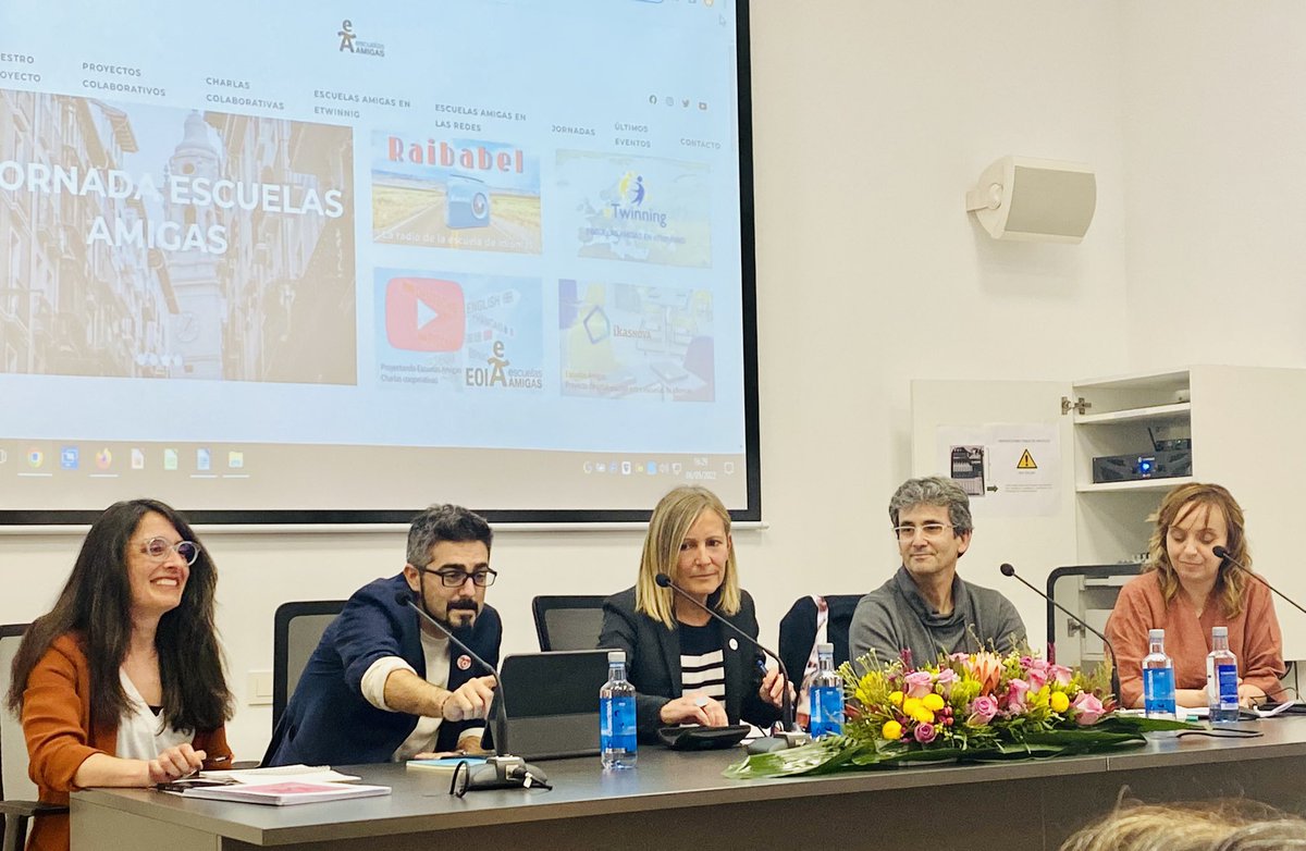 MeryFer23's tweet photo. Aprende y desaprende, busca las fronteras, ofrece y comparte, teje redes profesionales y abre las puertas de tu aula. 
Hoy hablamos de APERTURA en la #IJornadaEscuelasAmigas. @cris_torrent @diana_pastoriza @leaesasin @JoseUrPer https://t.co/qvNS6YmYIC