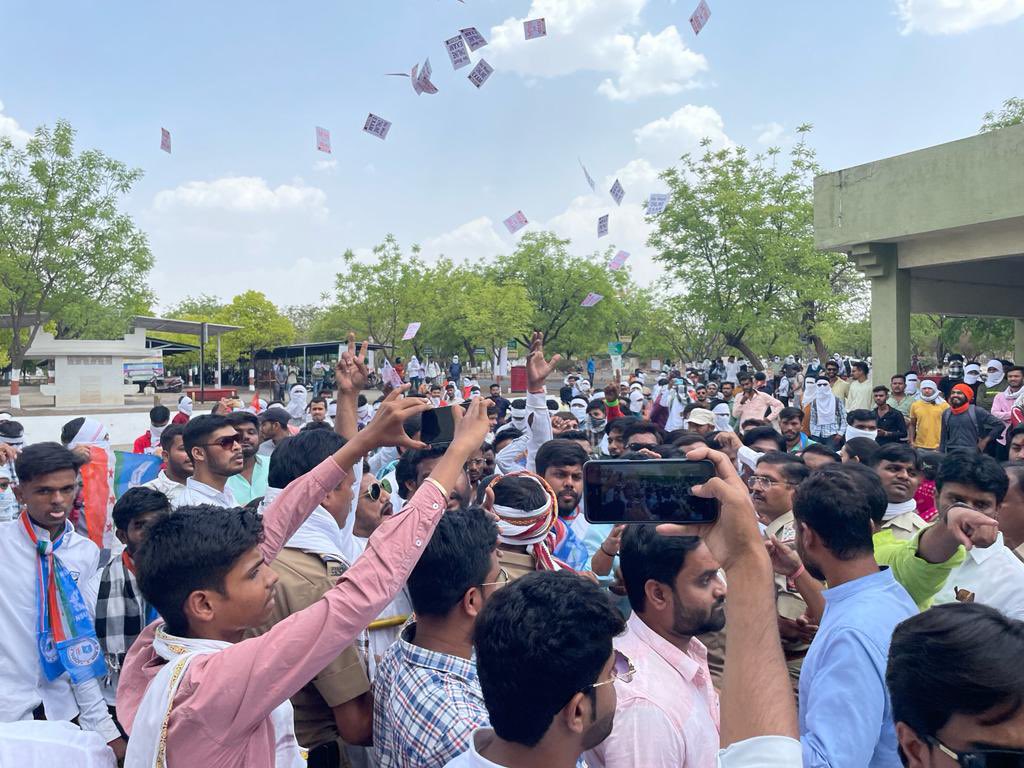 amirshaikh_INC's tweet photo. NSUI protests at Amravati university today with a demand of #onlineexam for students of this semester.The vice Chancellor has given an assurance that these demands will be kept infront of Education minister . 
#onlineexamforallmaharashtrauniversitrahul
#jaisishiksha_vaisipariksha https://t.co/wei6DIpeKn