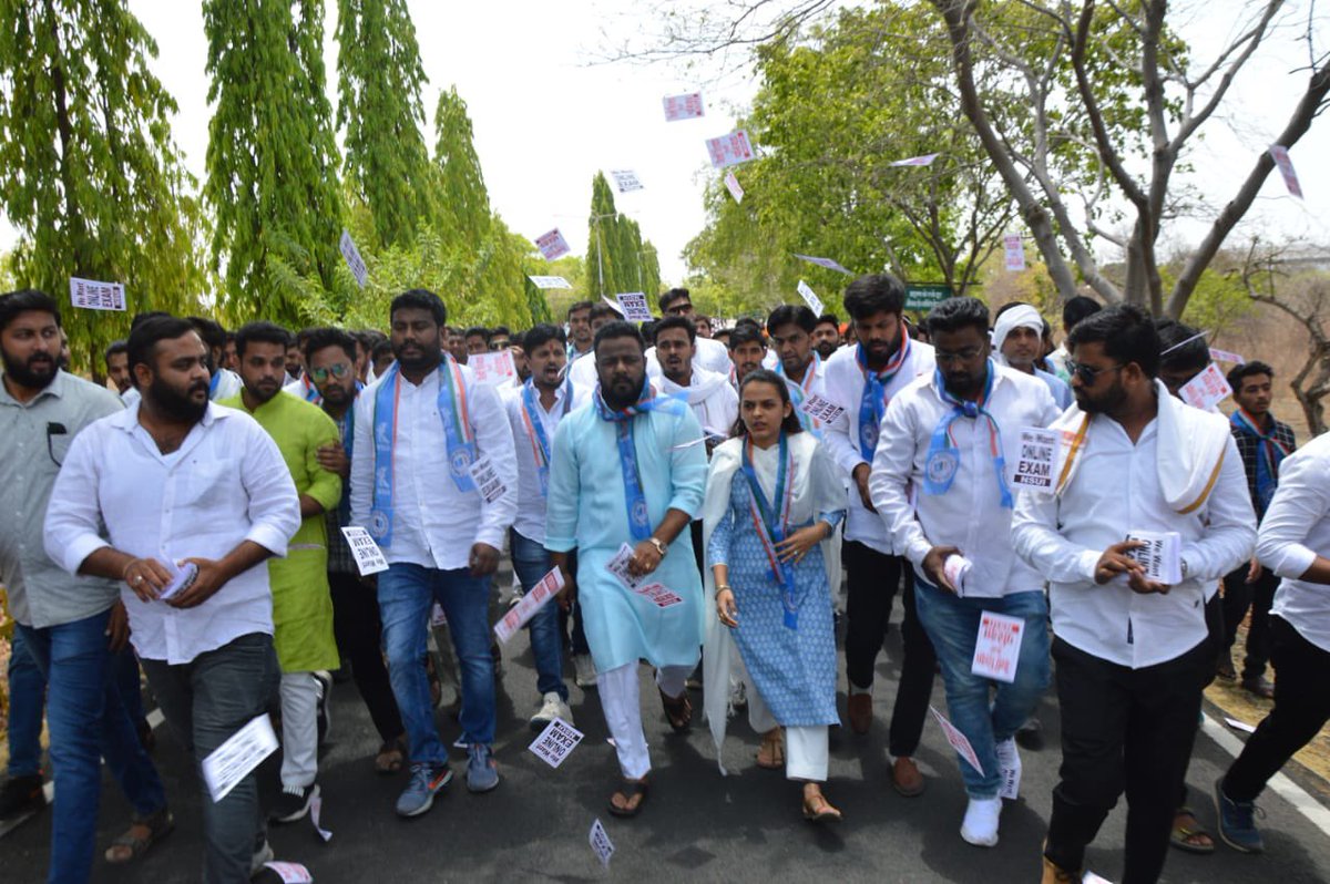 amirshaikh_INC's tweet photo. NSUI protests at Amravati university today with a demand of #onlineexam for students of this semester.The vice Chancellor has given an assurance that these demands will be kept infront of Education minister . 
#onlineexamforallmaharashtrauniversitrahul
#jaisishiksha_vaisipariksha https://t.co/wei6DIpeKn