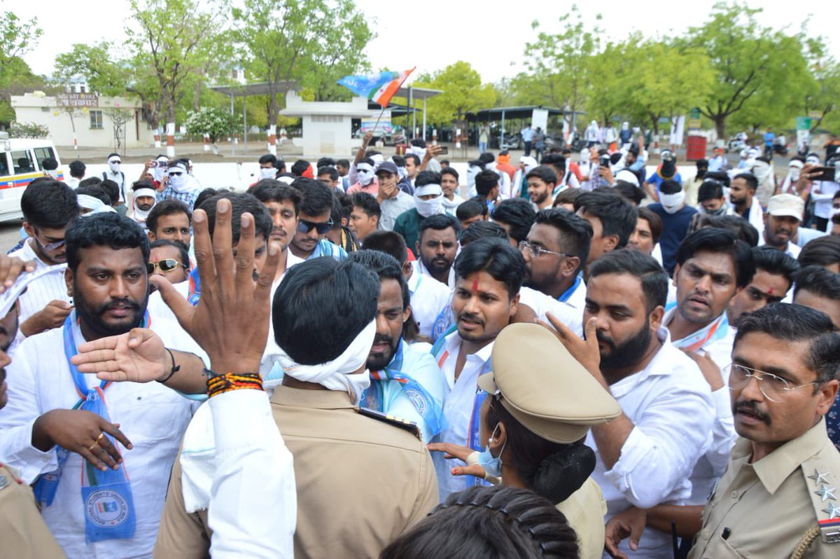amirshaikh_INC's tweet photo. NSUI protests at Amravati university today with a demand of #onlineexam for students of this semester.The vice Chancellor has given an assurance that these demands will be kept infront of Education minister . 
#onlineexamforallmaharashtrauniversitrahul
#jaisishiksha_vaisipariksha https://t.co/wei6DIpeKn